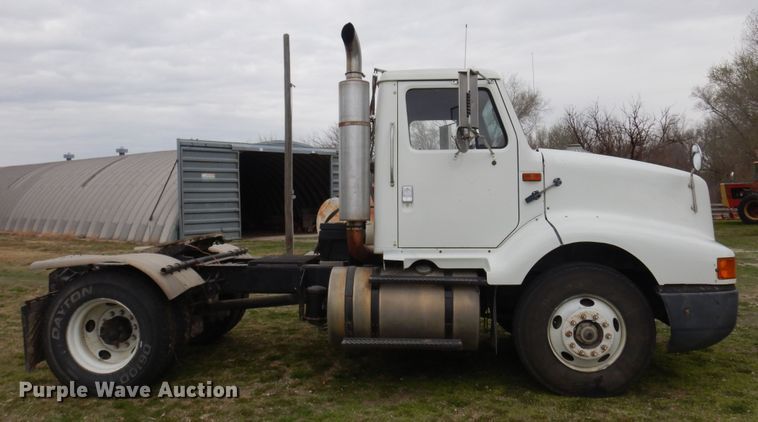 image for item DK0817 1994 International 8200  semi truck