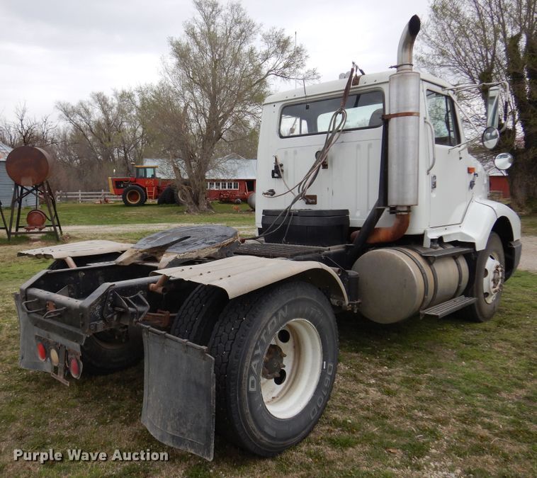 image for item DK0817 1994 International 8200  semi truck