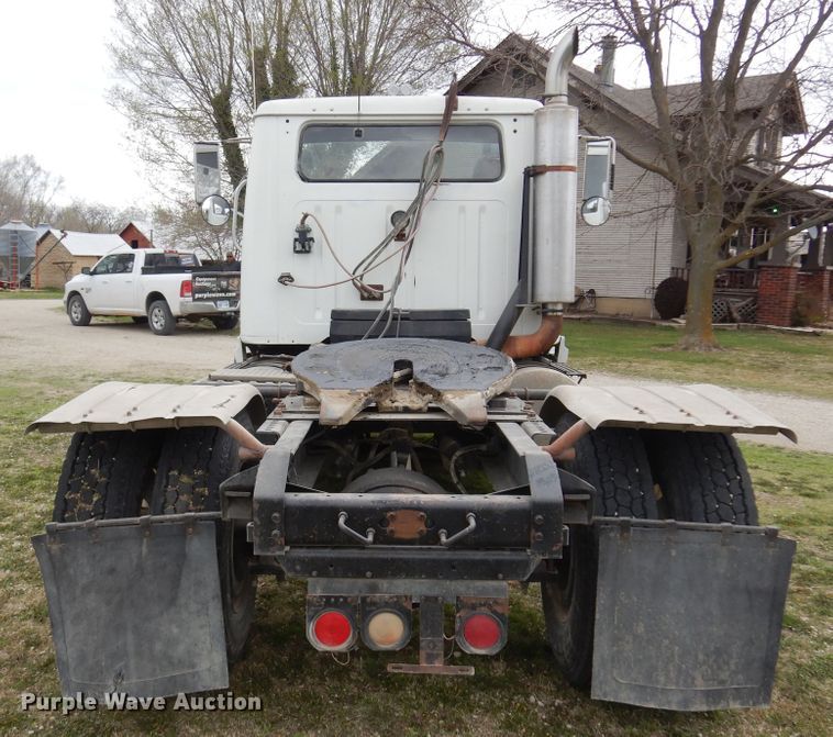 image for item DK0817 1994 International 8200  semi truck