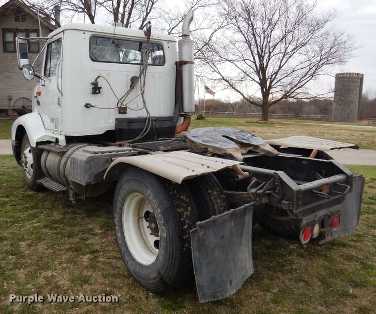 image for item DK0817 1994 International 8200  semi truck