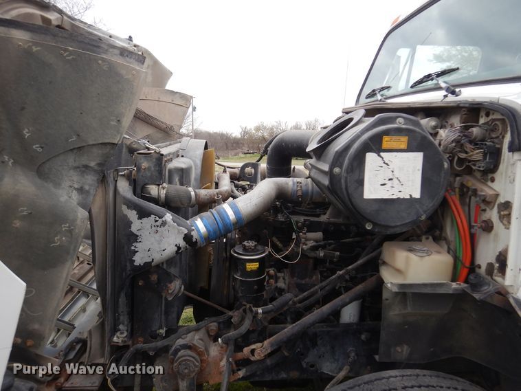 image for item DK0817 1994 International 8200  semi truck