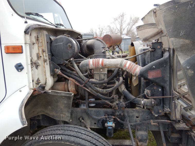 image for item DK0817 1994 International 8200  semi truck