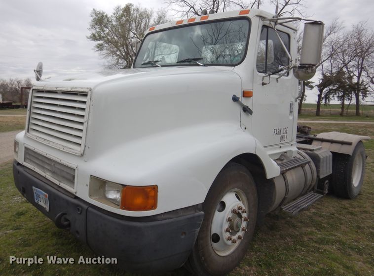 image for item DK0817 1994 International 8200  semi truck