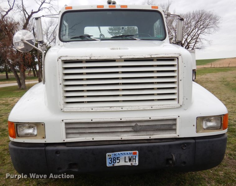 image for item DK0817 1994 International 8200  semi truck