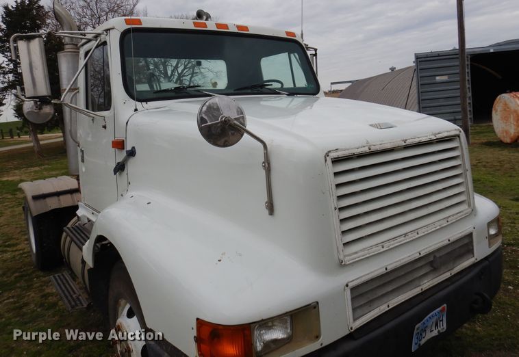 image for item DK0817 1994 International 8200  semi truck