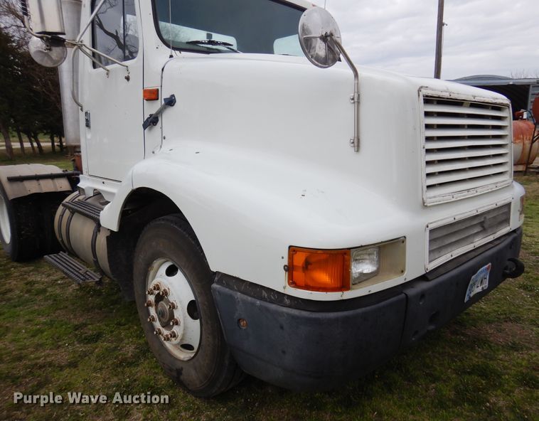 image for item DK0817 1994 International 8200  semi truck