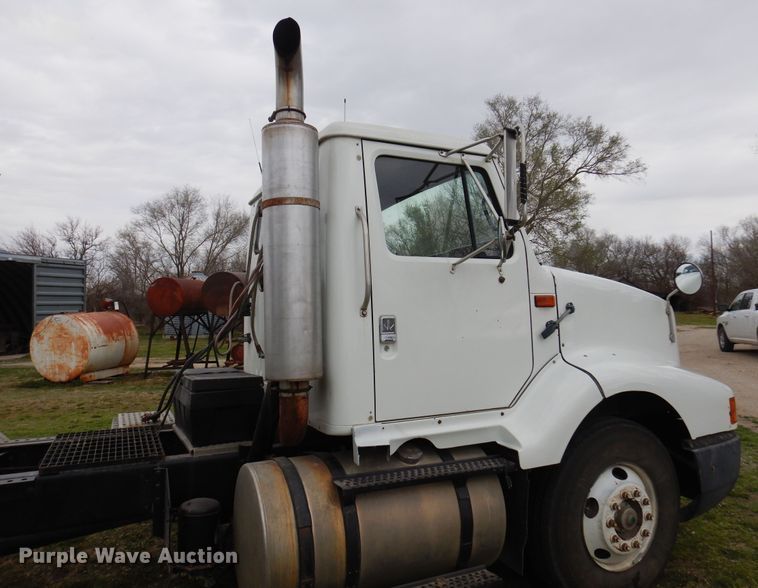 image for item DK0817 1994 International 8200  semi truck