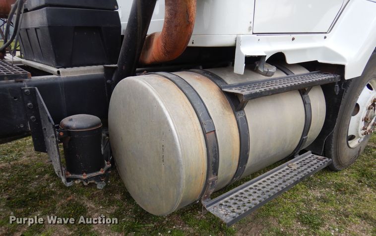 image for item DK0817 1994 International 8200  semi truck