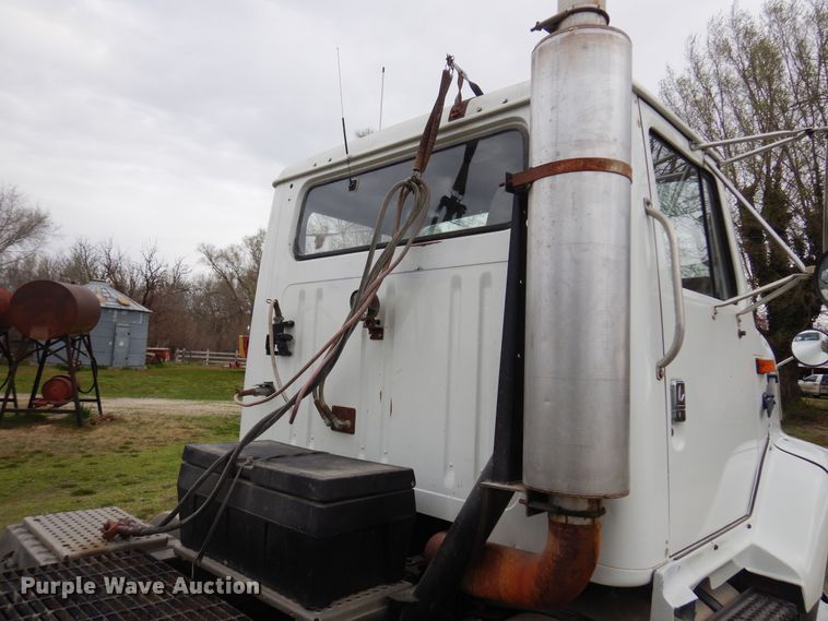 image for item DK0817 1994 International 8200  semi truck