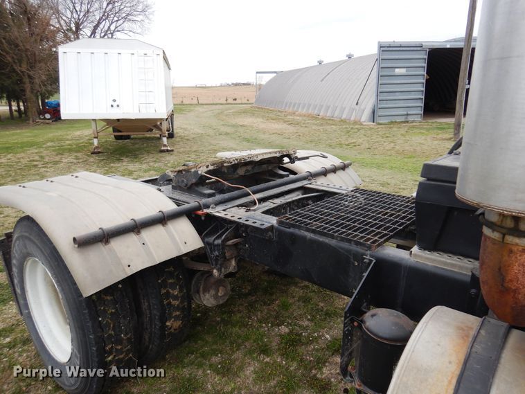 image for item DK0817 1994 International 8200  semi truck