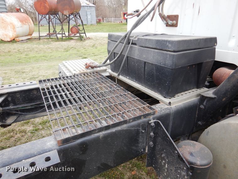 image for item DK0817 1994 International 8200  semi truck