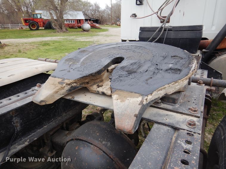 image for item DK0817 1994 International 8200  semi truck