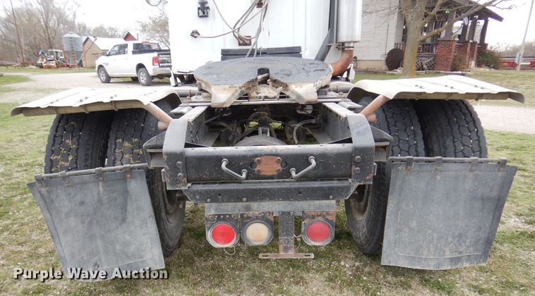 image for item DK0817 1994 International 8200  semi truck