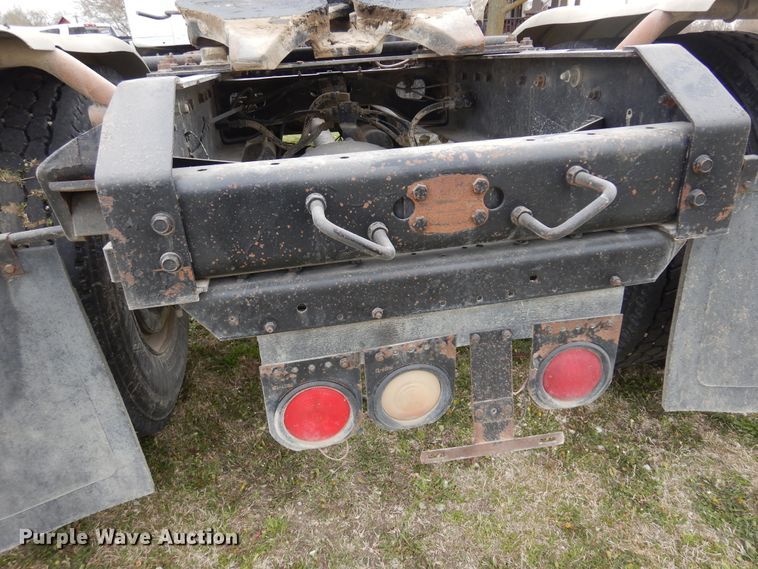 image for item DK0817 1994 International 8200  semi truck