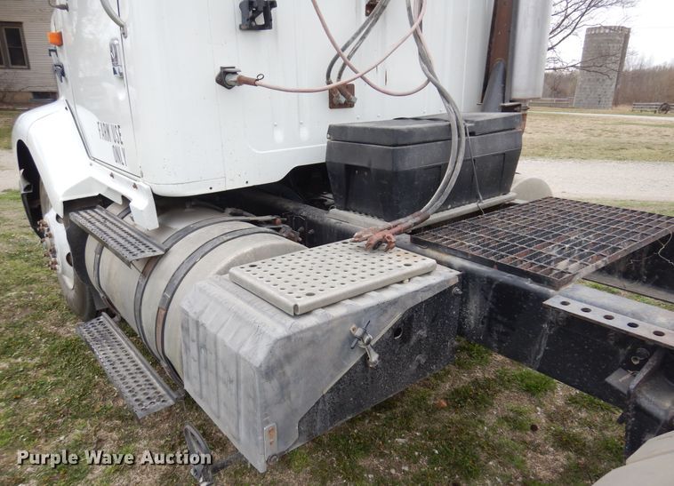 image for item DK0817 1994 International 8200  semi truck