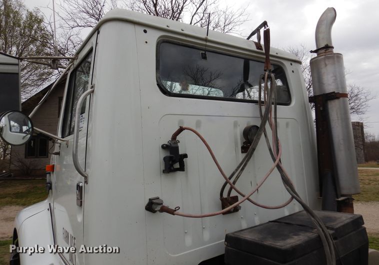 image for item DK0817 1994 International 8200  semi truck