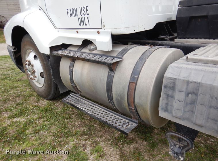 image for item DK0817 1994 International 8200  semi truck