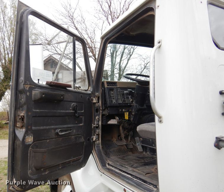 image for item DK0817 1994 International 8200  semi truck