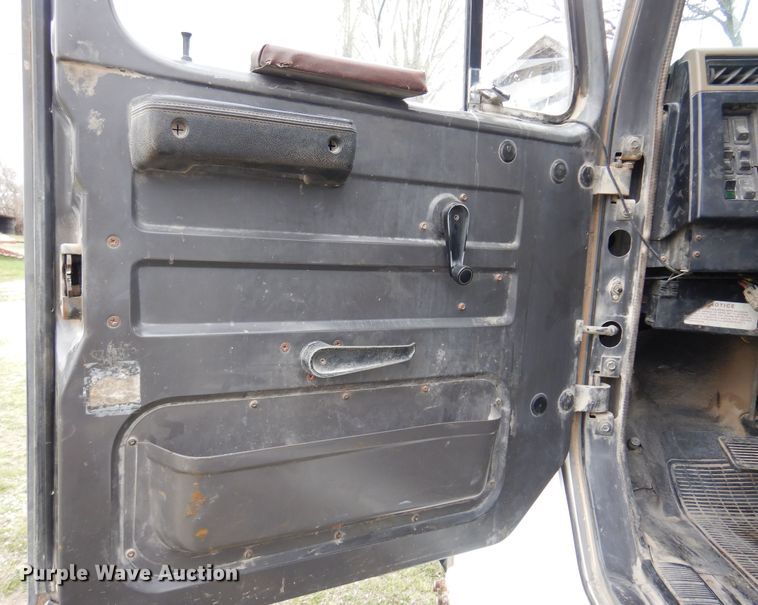 image for item DK0817 1994 International 8200  semi truck