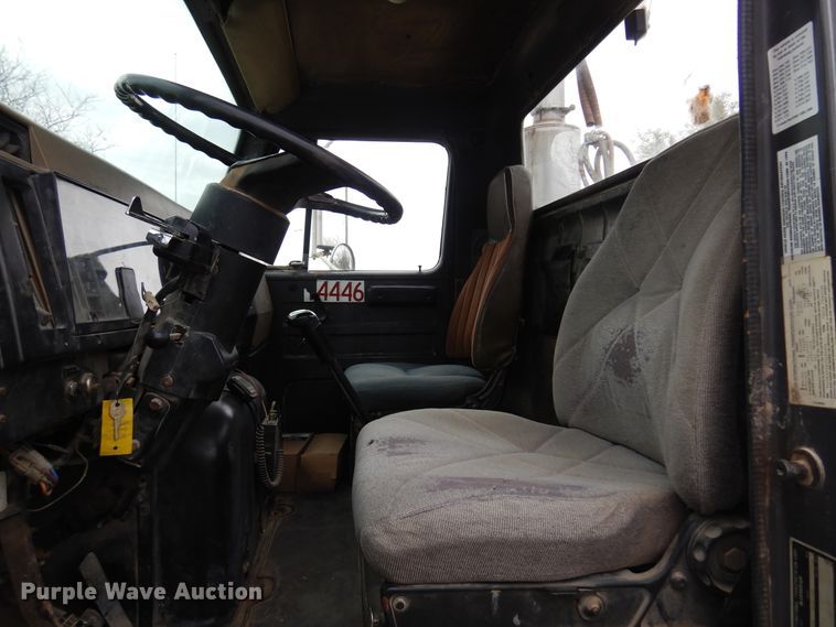 image for item DK0817 1994 International 8200  semi truck