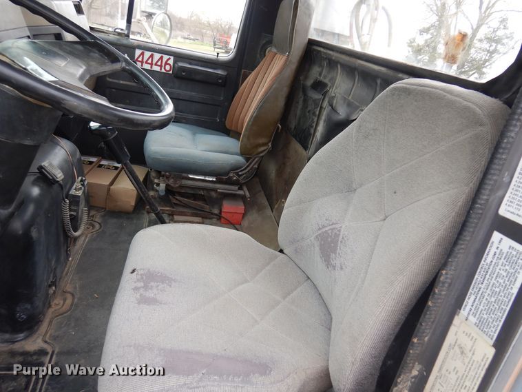 image for item DK0817 1994 International 8200  semi truck