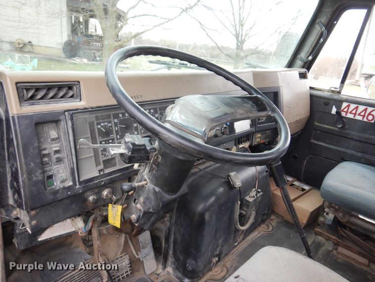 image for item DK0817 1994 International 8200  semi truck