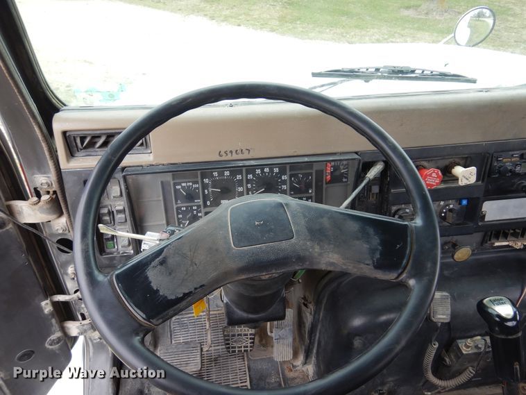 image for item DK0817 1994 International 8200  semi truck