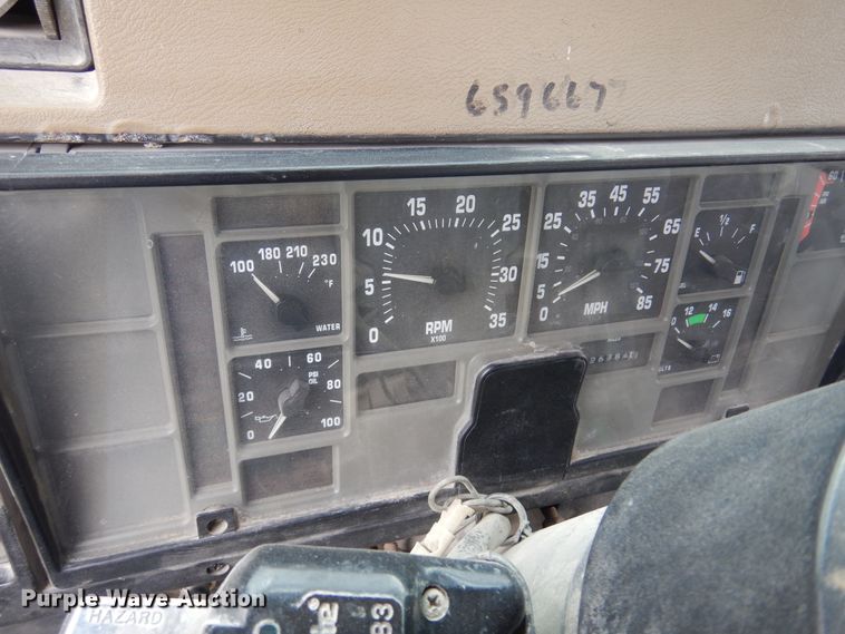 image for item DK0817 1994 International 8200  semi truck