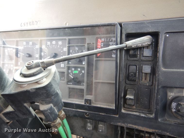 image for item DK0817 1994 International 8200  semi truck