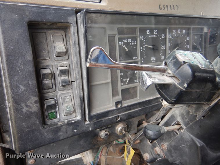 image for item DK0817 1994 International 8200  semi truck