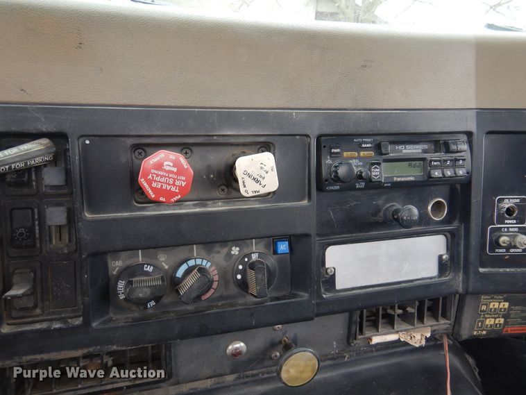 image for item DK0817 1994 International 8200  semi truck