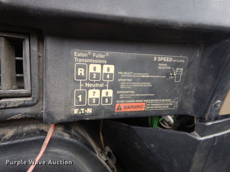 image for item DK0817 1994 International 8200  semi truck