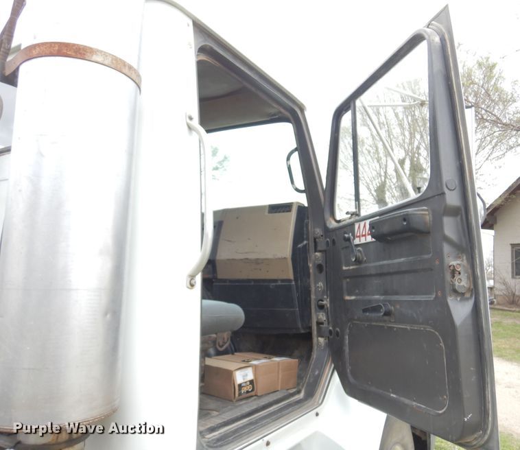 image for item DK0817 1994 International 8200  semi truck