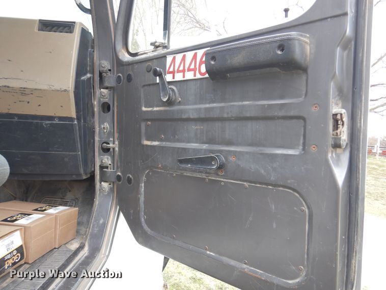 image for item DK0817 1994 International 8200  semi truck