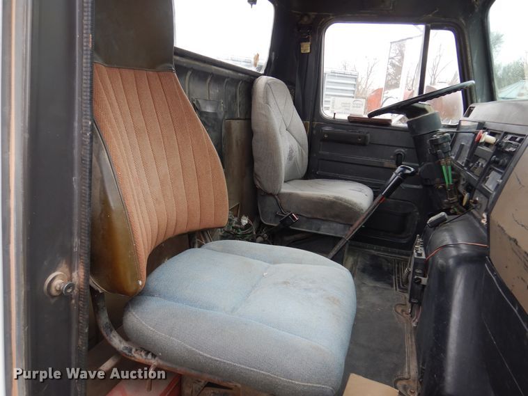 image for item DK0817 1994 International 8200  semi truck