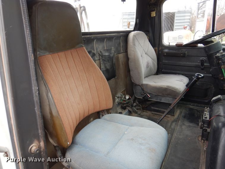 image for item DK0817 1994 International 8200  semi truck