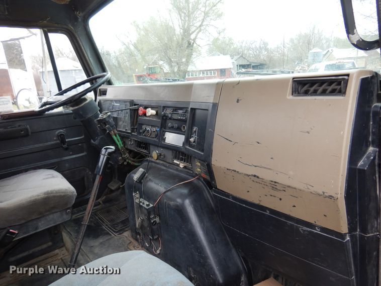 image for item DK0817 1994 International 8200  semi truck