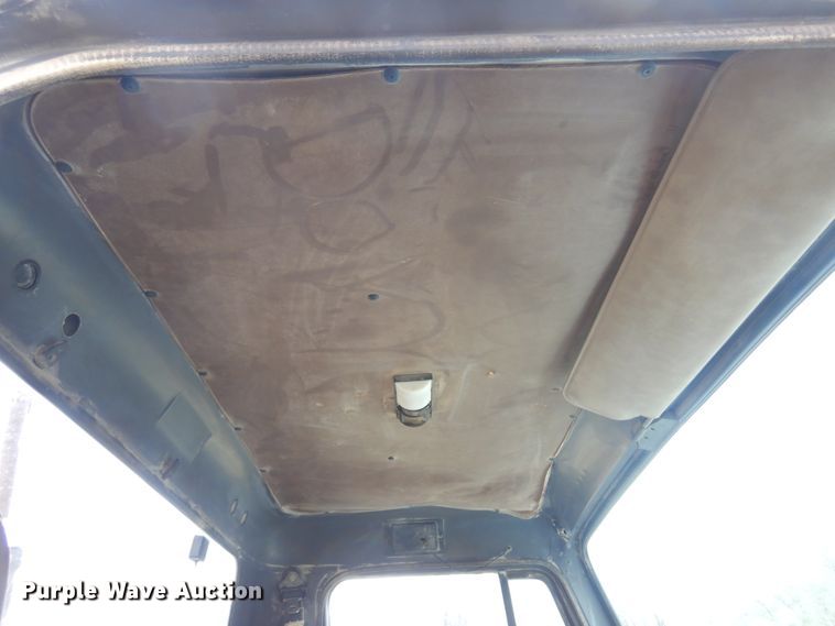 image for item DK0817 1994 International 8200  semi truck