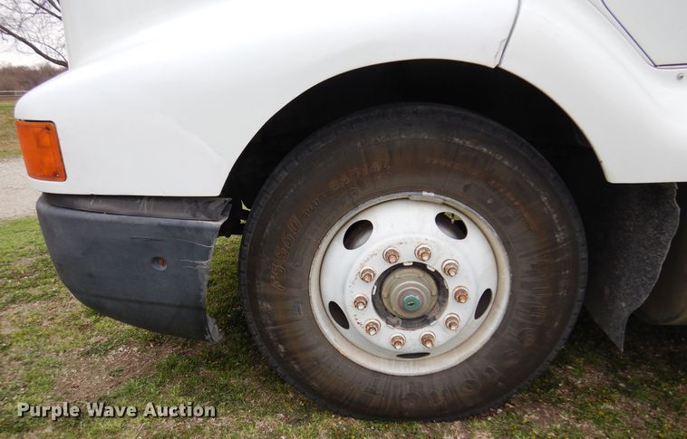 image for item DK0817 1994 International 8200  semi truck