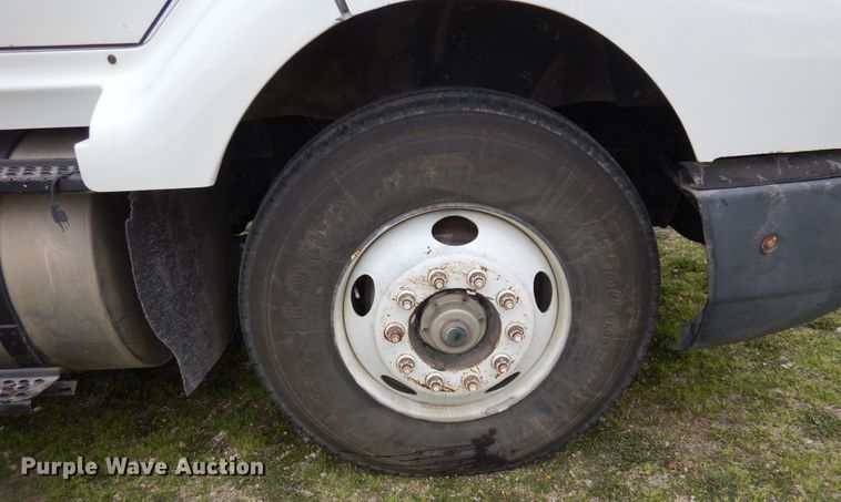 image for item DK0817 1994 International 8200  semi truck