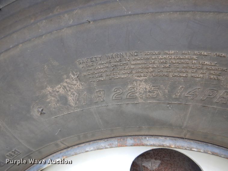 image for item DK0817 1994 International 8200  semi truck