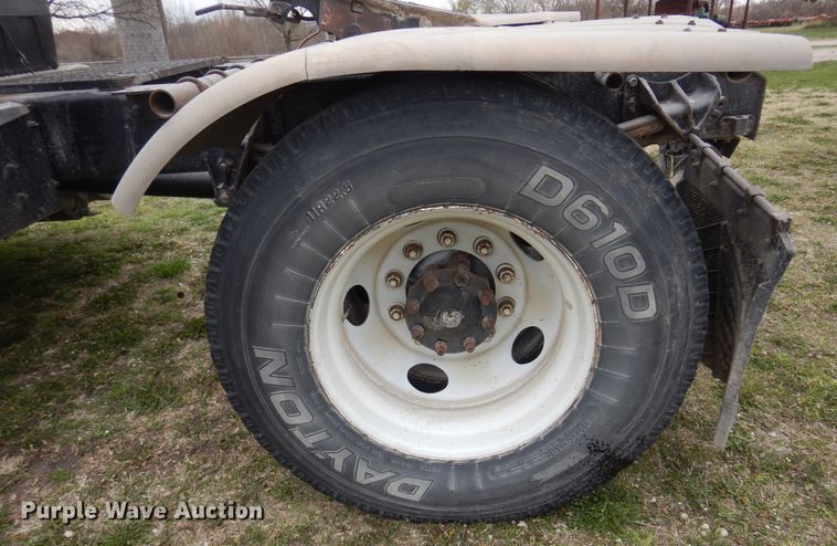 image for item DK0817 1994 International 8200  semi truck