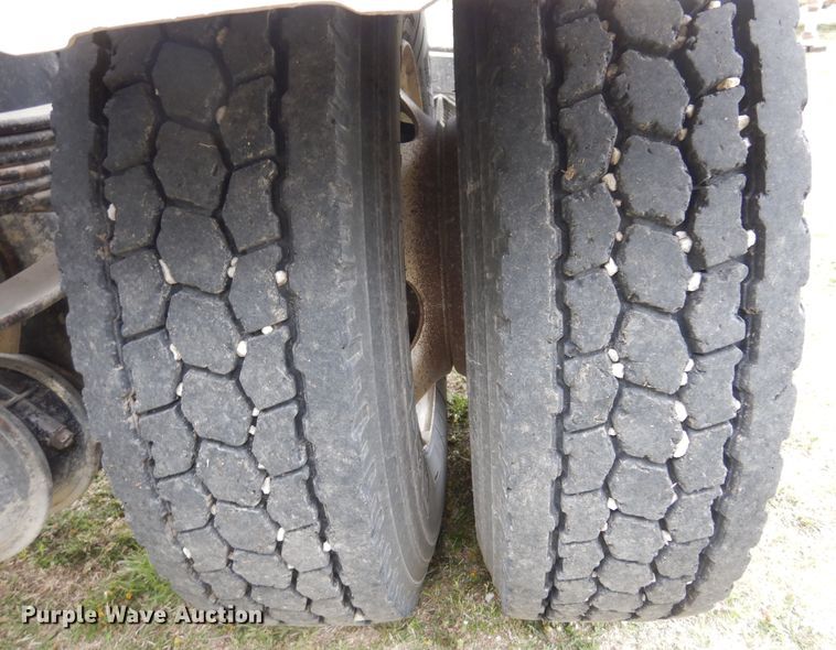 image for item DK0817 1994 International 8200  semi truck