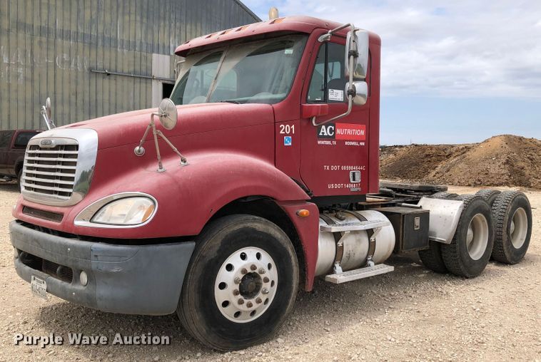 image for item DK8267 2005 Freightliner Columbia  semi truck