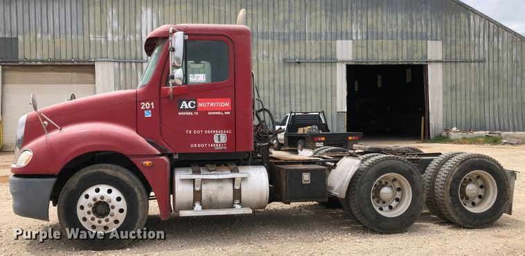 image for item DK8267 2005 Freightliner Columbia  semi truck