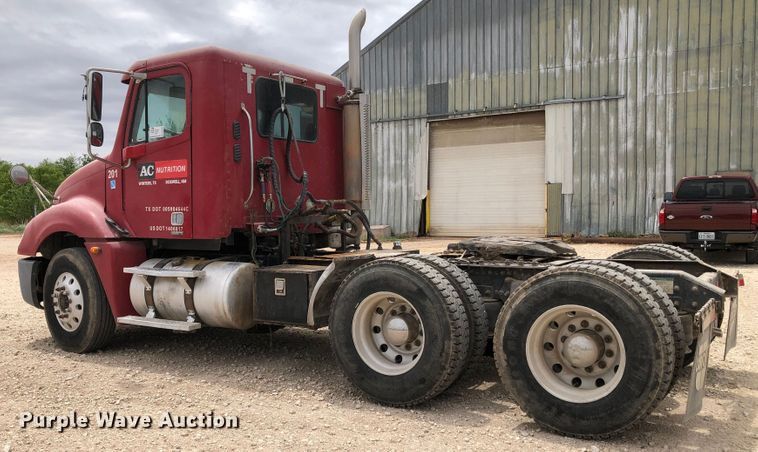 image for item DK8267 2005 Freightliner Columbia  semi truck