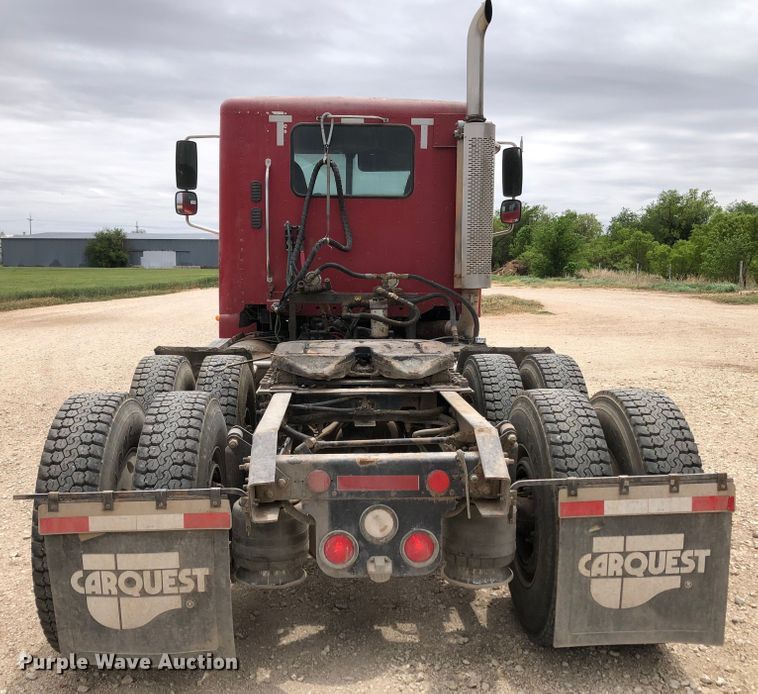 image for item DK8267 2005 Freightliner Columbia  semi truck