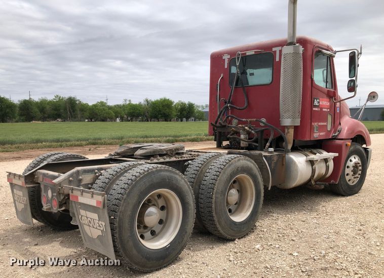 image for item DK8267 2005 Freightliner Columbia  semi truck