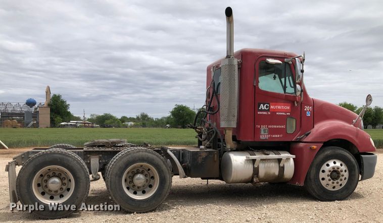 image for item DK8267 2005 Freightliner Columbia  semi truck