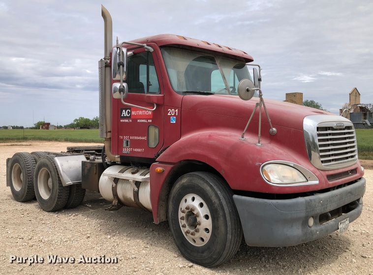 image for item DK8267 2005 Freightliner Columbia  semi truck